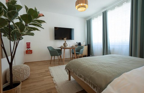 Weißgerber Apartamento | Bright Modern Studio in Center with a Queen Bed
