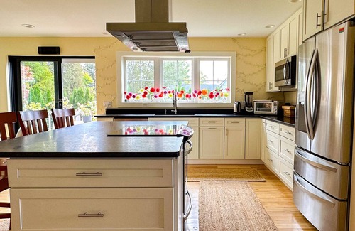 South Burlington Casa | Bright, modern, 4-bedroom south-end home perfect for friends and family