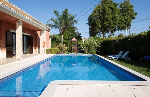 Messines de Baixo Villa | Villa Azul es una villa moderna y elegante con una gran piscina y amplias habitaciones, todas con aire acondicionado.