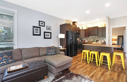 Courtenay Casa | Bright & Modern, with Garage - Walk to Everything!