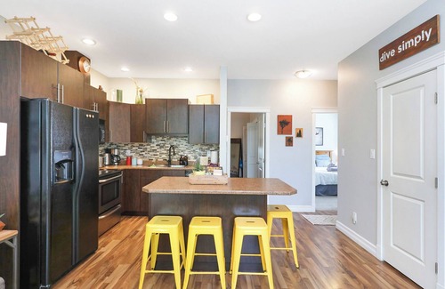 Courtenay Casa | Bright & Modern, with Garage - Walk to Everything!