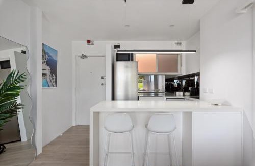 Mosman Apartamento | Bright Mosman Apartment with Onsite Parking