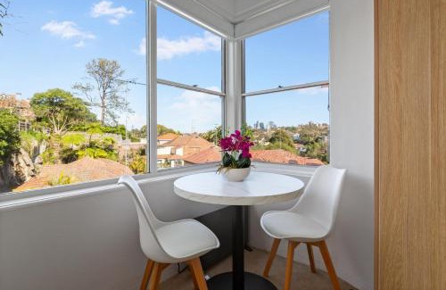 Mosman Apartamento | Bright Mosman Apartment with Onsite Parking
