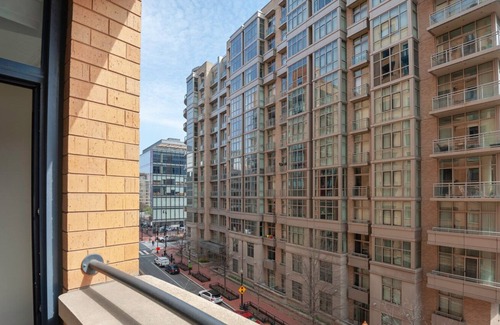 Mount Vernon Triangle Apartamento | Bright Mt. Vernon 1BR w/ Gym, W/D, 2 Pools & Rooftop by Blueground