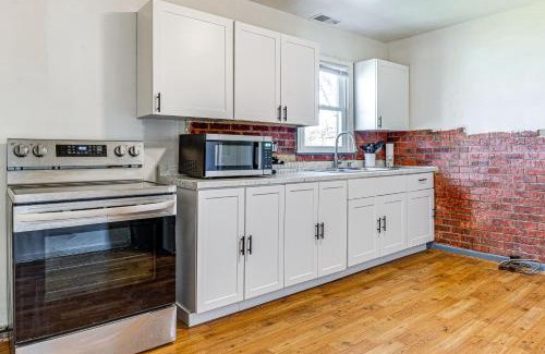 Muncie Casa | Bright Muncie Home with Yard about 2 Mi to Downtown!