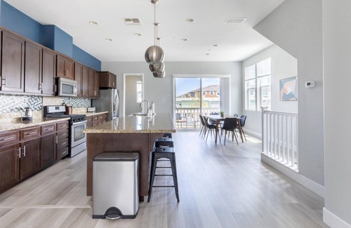 Newark Casa | Bright Newark 4BR w/ Balcony, nr Dining & Trampoline Park, by Blueground