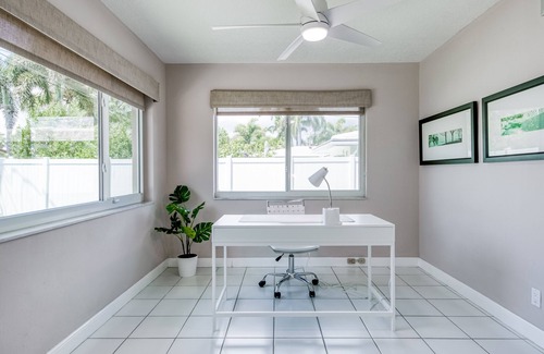 Bel Air Casa | Bright, one-level home, Florida room, Sony 85” 4k TV, W/D & AC - near the beach