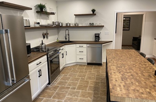 Sharpsburg Casa | Bright, Open, Stylish Space, Near Trilith Studios