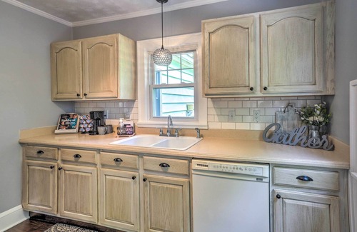 Parma Casa | Bright Parma Home w/ Outdoor Space < 10 Mi to Dtwn