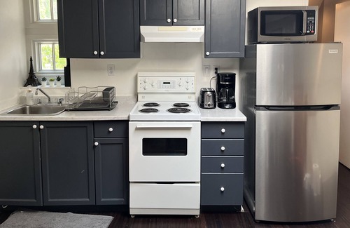 Cabbagetown Apartamento | Bright & Peaceful Suite. Retail Conveniences Steps Away. Ryerson & U of T <2.6km