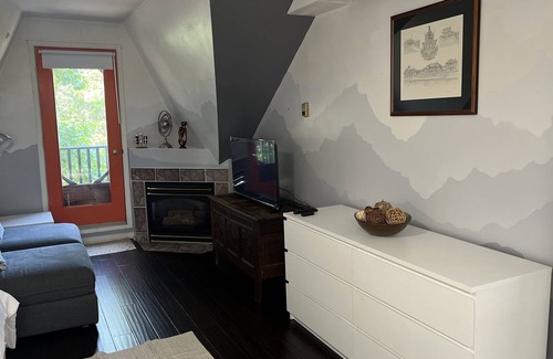 Cabbagetown Apartamento | Bright & Peaceful Suite. Retail Conveniences Steps Away. Ryerson & U of T <2.6km