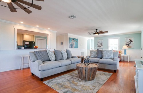 Seagrass Casa | Bright Pet-friendly Abode with Private pool on North Cape