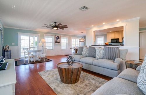 Seagrass Casa | Bright Pet-friendly Abode with Private pool on North Cape
