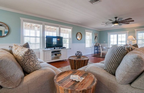 Seagrass Casa | Bright Pet-friendly Abode with Private pool on North Cape