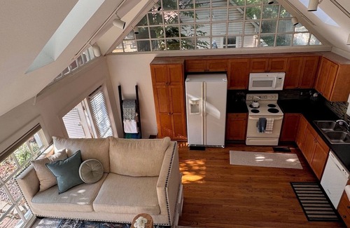 Fort Worth Cabaña | Bright pool house with natural light, 5 min from TCU & the zoo! Great Location!