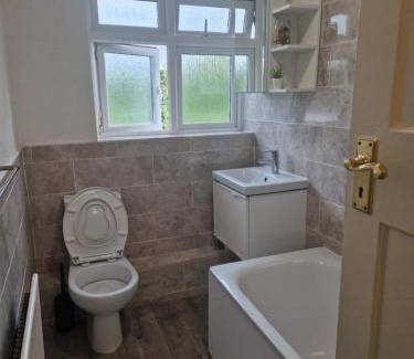 Merton Casa | Bright Private room in Family home in Morden-Ideal for solo travelers