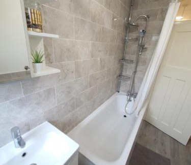 Merton Casa | Bright Private room in Family home in Morden-Ideal for solo travelers