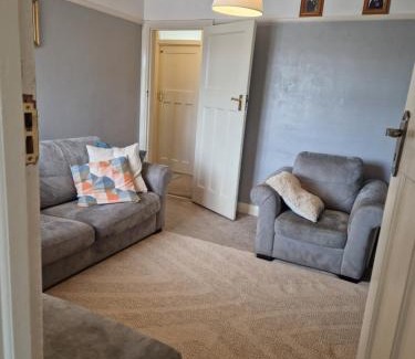 Merton Casa | Bright Private room in Family home in Morden-Ideal for solo travelers