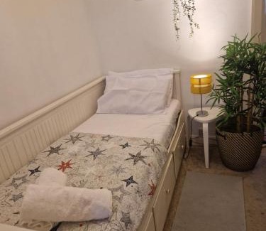 Merton Casa | Bright Private room in Family home in Morden-Ideal for solo travelers