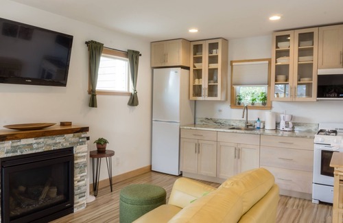Anacortes Apartamento | Bright & private studio guesthouse with full kitchen and fireplace