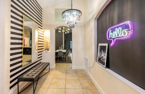 Sunrise Lakes Apartamento | Bright Queen BR Pool Retreat Near Disney