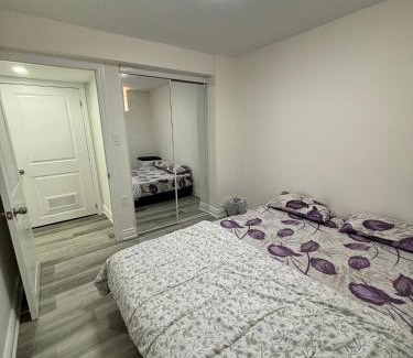 Brampton Casa | Bright Queen Room close to Sheridan College and Airport