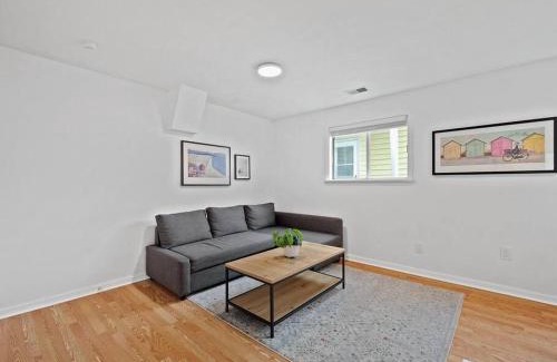 Pittsburgh Apartamento | Bright, Quiet and Modern 1Bdr Apartment in Millvale, Lawrenceville