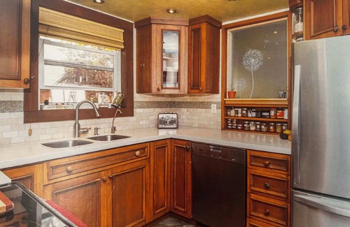 Old Ottawa East Casa | Bright Room in Beautiful Old Ottawa East.nSteps from Canal.nOttawa at its best.