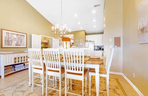 Sunset Island Condominio | Bright & Roomy Condo w/Shared Pool, Free WiFi, Central AC, Water Views, & W/D