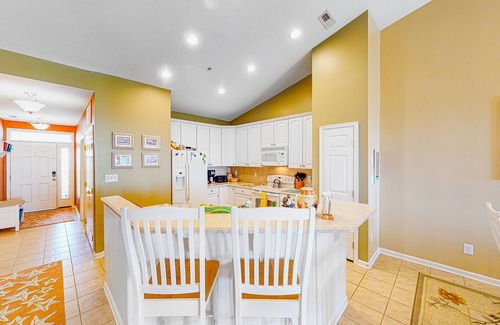 Sunset Island Condominio | Bright & Roomy Condo w/Shared Pool, Free WiFi, Central AC, Water Views, & W/D