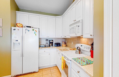 Sunset Island Condominio | Bright & Roomy Condo w/Shared Pool, Free WiFi, Central AC, Water Views, & W/D