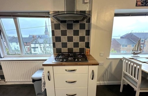 New Brighton Apartamento | Bright Seaside Apartment with Stunning River Views