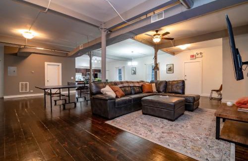 Near South Side Apartamento | Bright South Loop 3BR Escape with PingPong Table and Optional Parking Minutes to Art Institute, Grant Park & McCormick Place Events