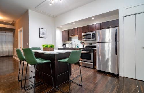 Near South Side Apartamento | Bright South Loop 3BR Escape with PingPong Table and Optional Parking Minutes to Art Institute, Grant Park & McCormick Place Events