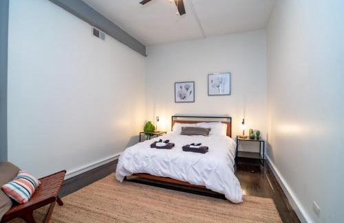 Near South Side Apartamento | Bright South Loop 3BR Escape with PingPong Table and Optional Parking Minutes to Art Institute, Grant Park & McCormick Place Events