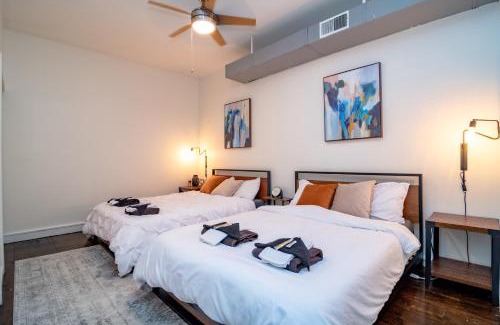 Near South Side Apartamento | Bright South Loop 3BR Escape with PingPong Table and Optional Parking Minutes to Art Institute, Grant Park & McCormick Place Events
