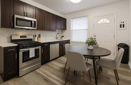 Old Irving Park Apartamento | Bright Spaced 3BR Furnished Stay