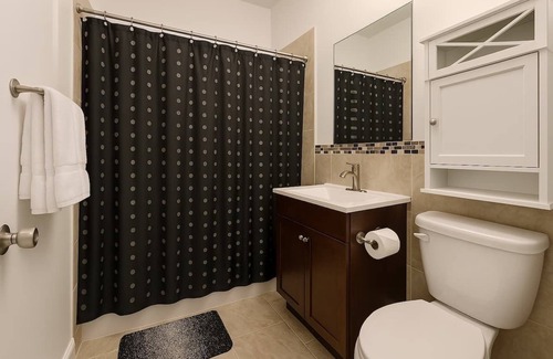 Old Irving Park Apartamento | Bright Spaced 3BR Furnished Stay