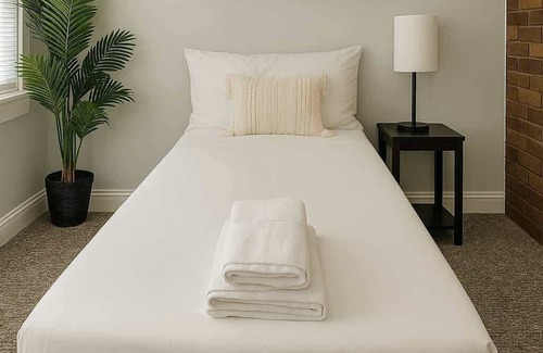 Old Irving Park Apartamento | Bright Spaced 3BR Furnished Stay