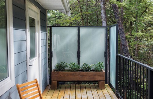 Ucluelet Casa | Bright & spacious 1 bedroom suite by the beach!