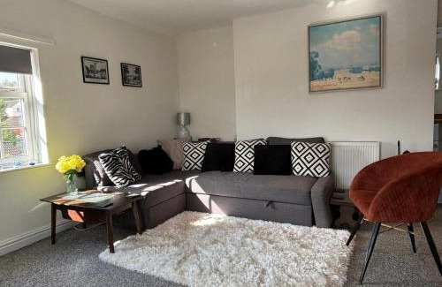 Markfield Apartamento | Bright spacious 1bed flat, with off-road parking!