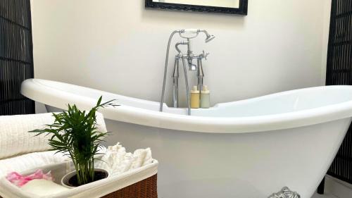 Waterford Casa | Bright & Spacious 2-Bed Townhouse