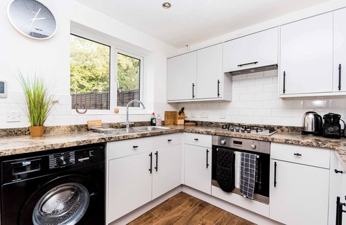 Swindon Casa | Modern 3 Bedroom Home in Swindon with Parking