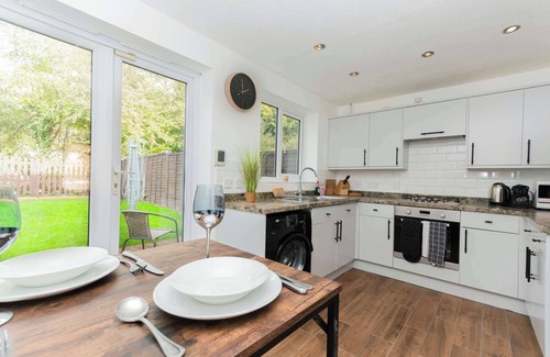 Swindon Casa | Modern 3 Bedroom Home in Swindon with Parking