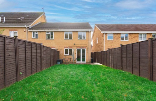 Swindon Casa | Modern 3 Bedroom Home in Swindon with Parking