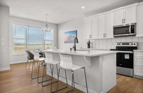 Southeast Calgary Casa | Bright & Spacious 3 Beds Luxury Home in SE Calgary