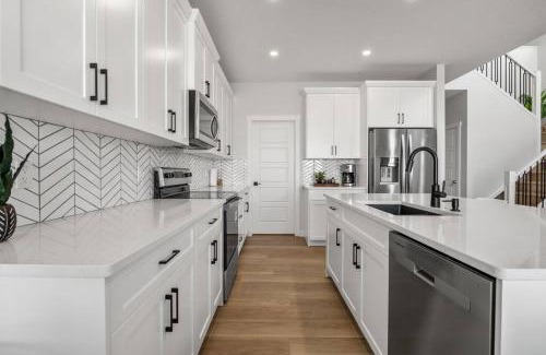 Southeast Calgary Casa | Bright & Spacious 3 Beds Luxury Home in SE Calgary