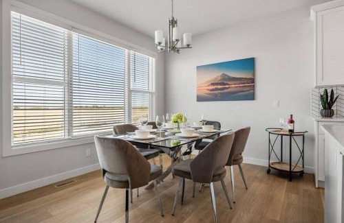 Southeast Calgary Casa | Bright & Spacious 3 Beds Luxury Home in SE Calgary