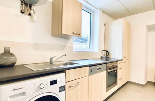Liesing Apartamento | Bright & Spacious 3-BR Apt with Direct City Access