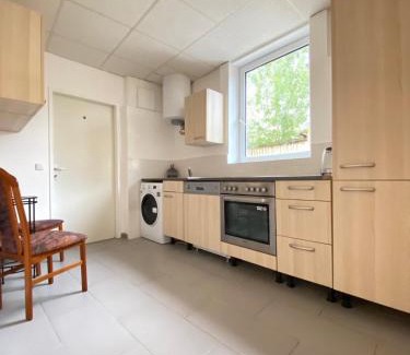 Liesing Apartamento | Bright & Spacious 3BR Apt with Direct City Access